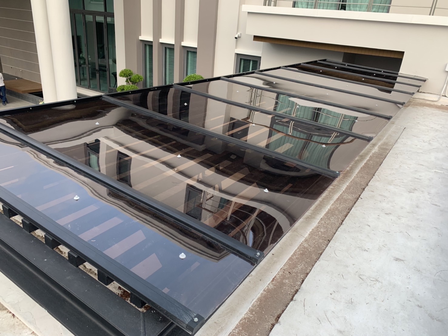 หลังคาโปร่งแสงและผนังโปร่งแสง ชนิดโพลีคาร์โบเนต แบบตัน